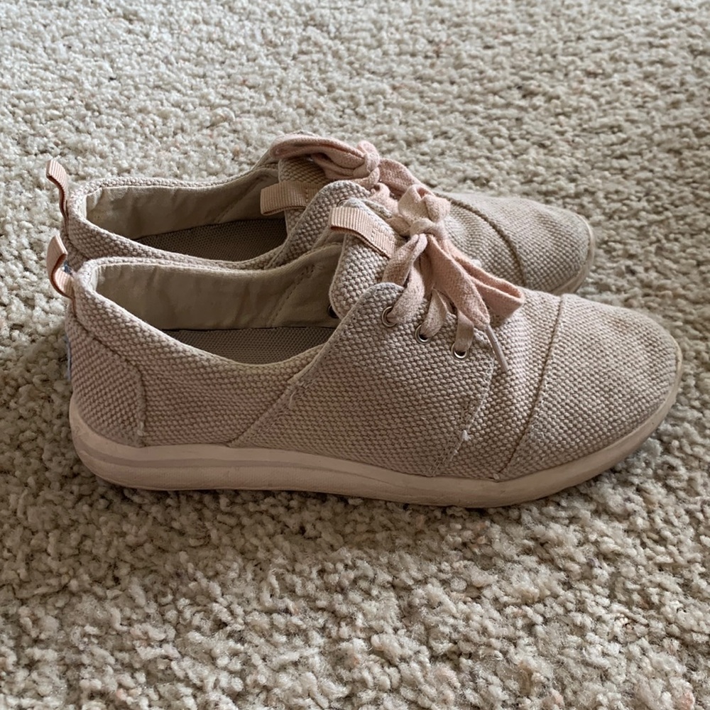 Toms size 7.5 tan Del Rey tie up shoes